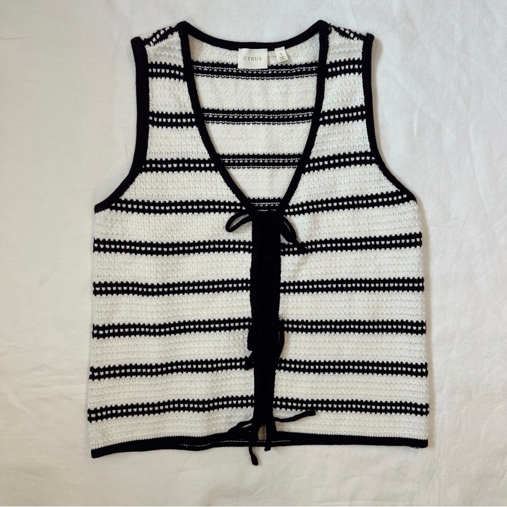 Cyrus Black and White Striped Women's Vest Tooβ